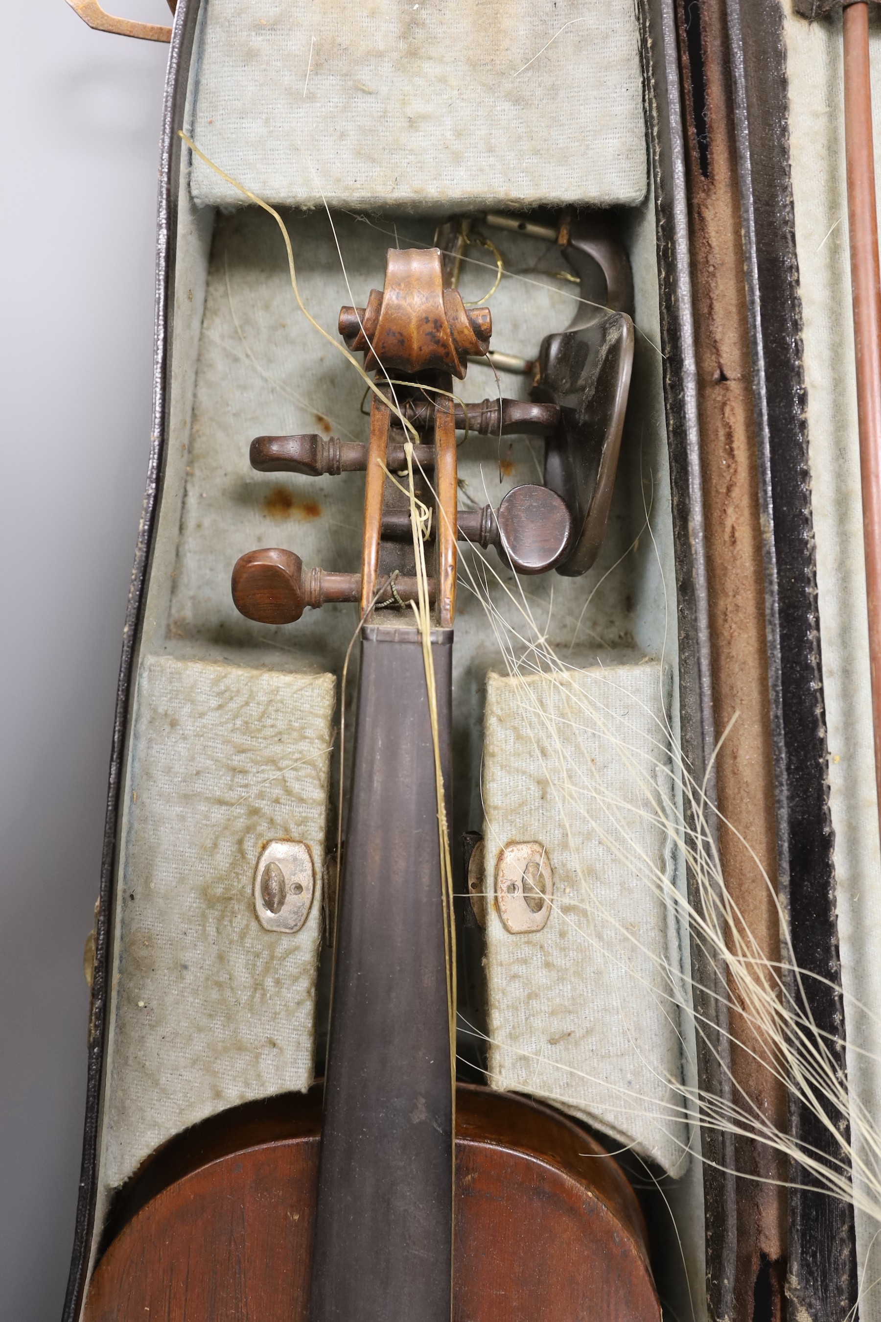 19th century cased violin and bow (a.f)